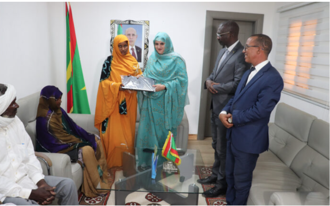 La ministre de l’Action sociale prime la première lauréate nationale du bac Lettres originelles 2023 La ministre de l’Action sociale prime la première lauréate nationale du bac Lettres originelles 2023