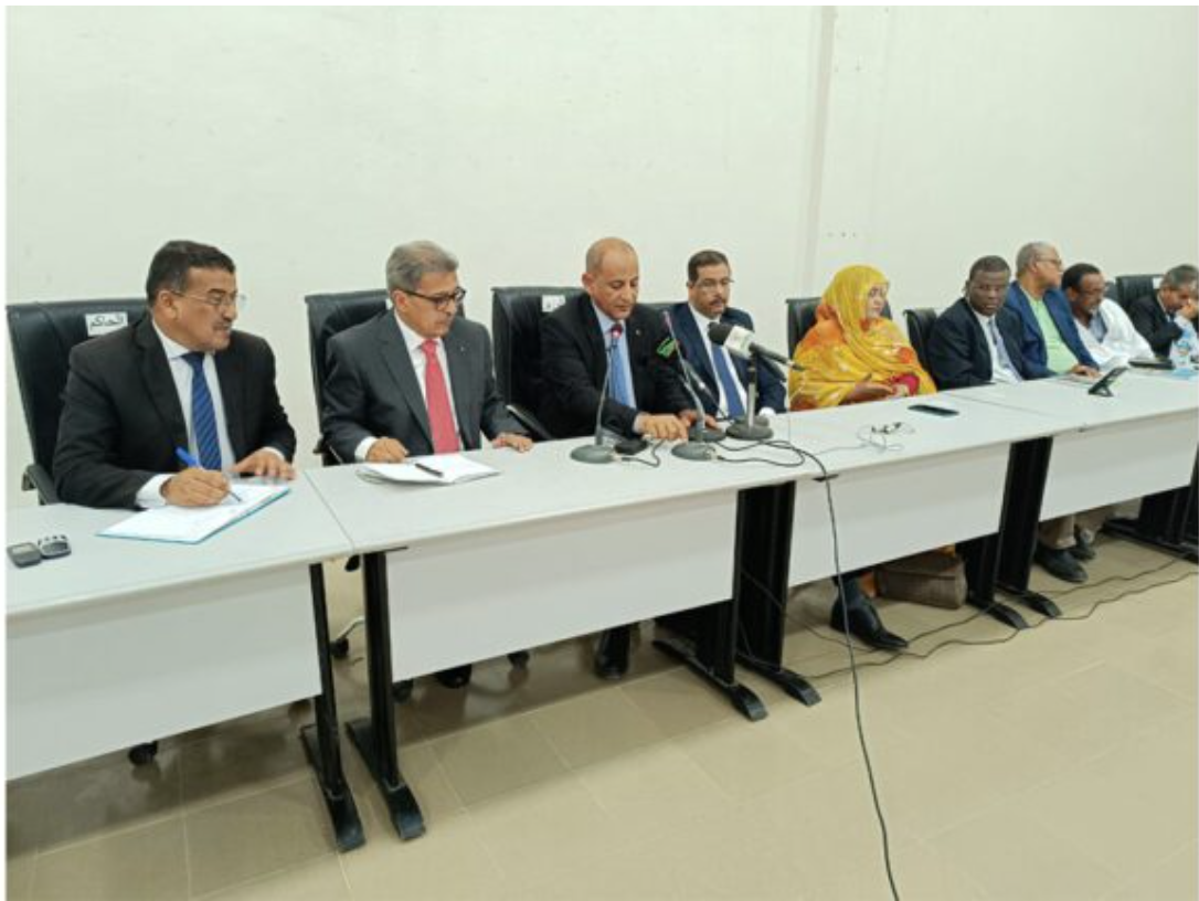 Le ministre de l’Hydraulique tient une réunion avec des élus, des citoyens et des militants des OSCs de Nouadhibou