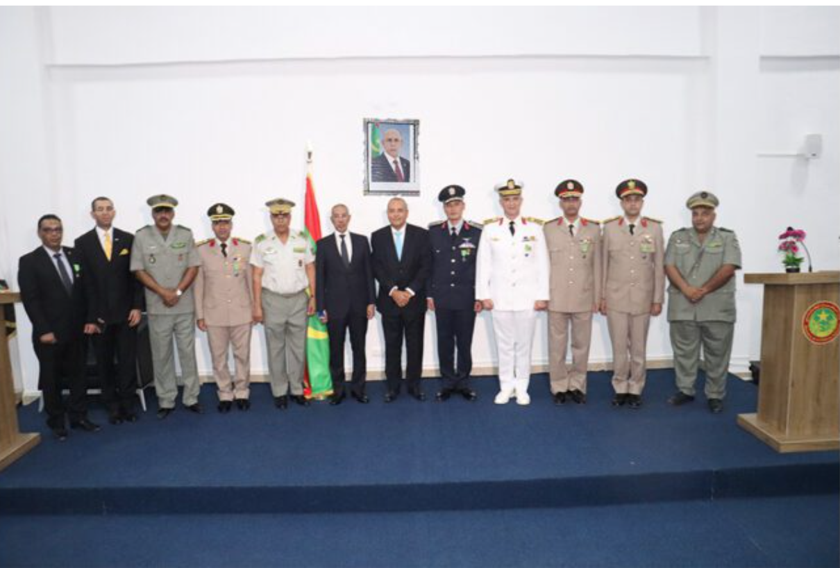 Le ministre de la Défense décore six officiers égyptiens