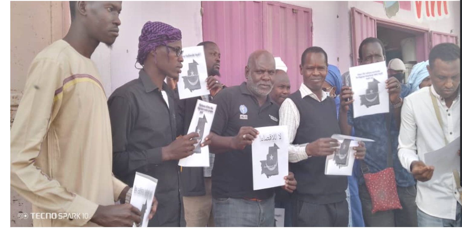 Sit-in devant le centre d’enrôlement de la polyclinique de Nouakchott pour dire Non à la date du 31 décembre 2023