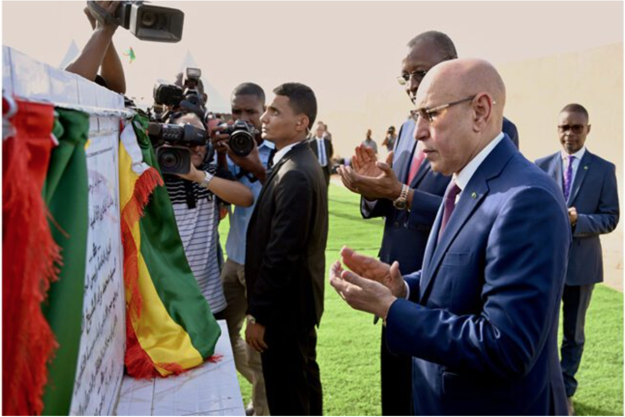 Le Président de la République pose la première pierre de trois