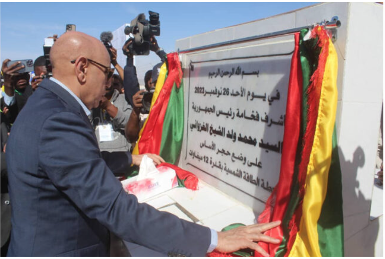 Le Président de la République pose la première pierre de la construction d’une centrale solaire à Zouerate