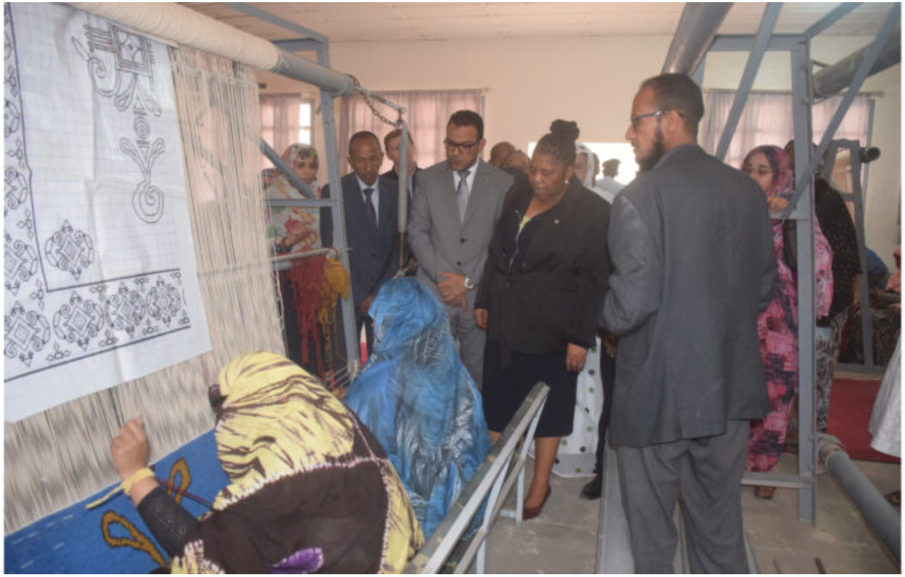 Le ministre délégué auprès du ministre des Affaires étrangères effectue une visite d’information au centre textile de Nouakchott
