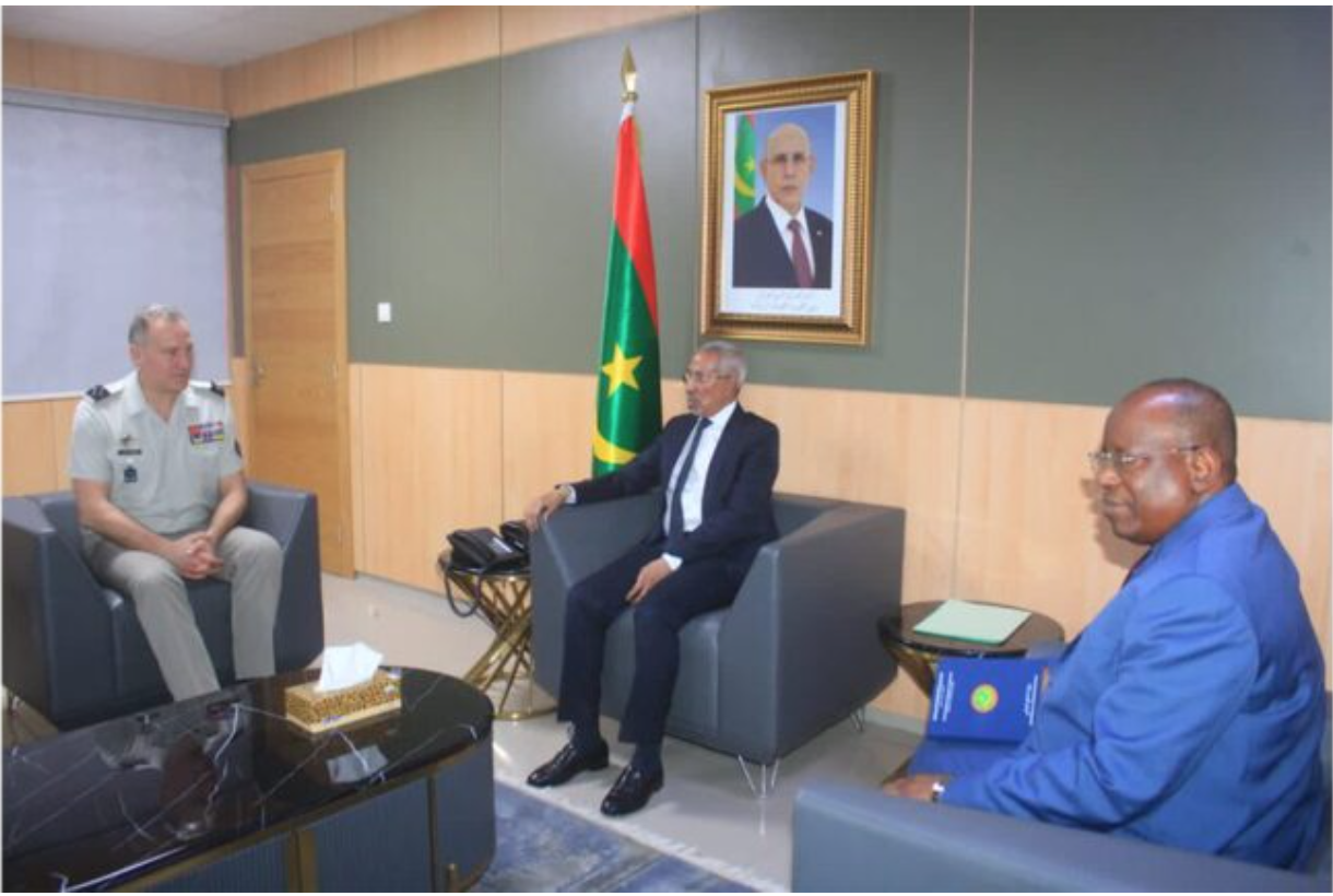 Le ministre de la Défense nationale reçoit une mission française Le ministre de la Défense nationale reçoit une mission française