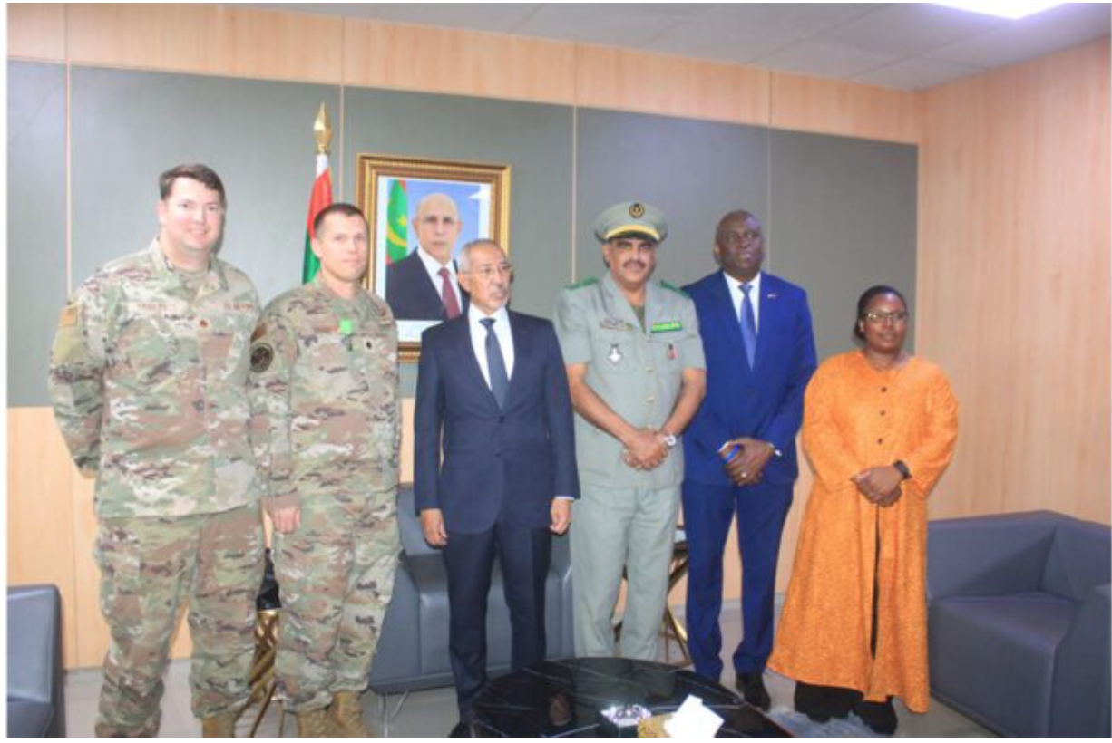 Le ministre de la Défense nationale décore l’ancien chef du bureau américain de la coopération militaire Le ministre de la Défense nationale décore l’ancien chef du bureau américain de la coopération militaire