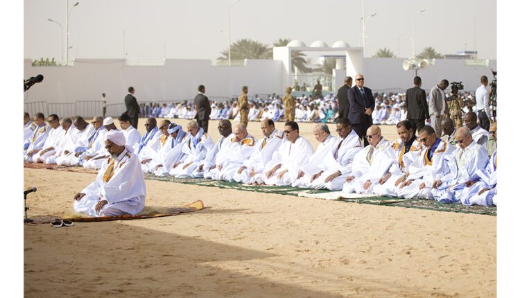 Le Président de la République effectue la prière de l’Aïd al-Fitr à la Mosquée Ibn Abass