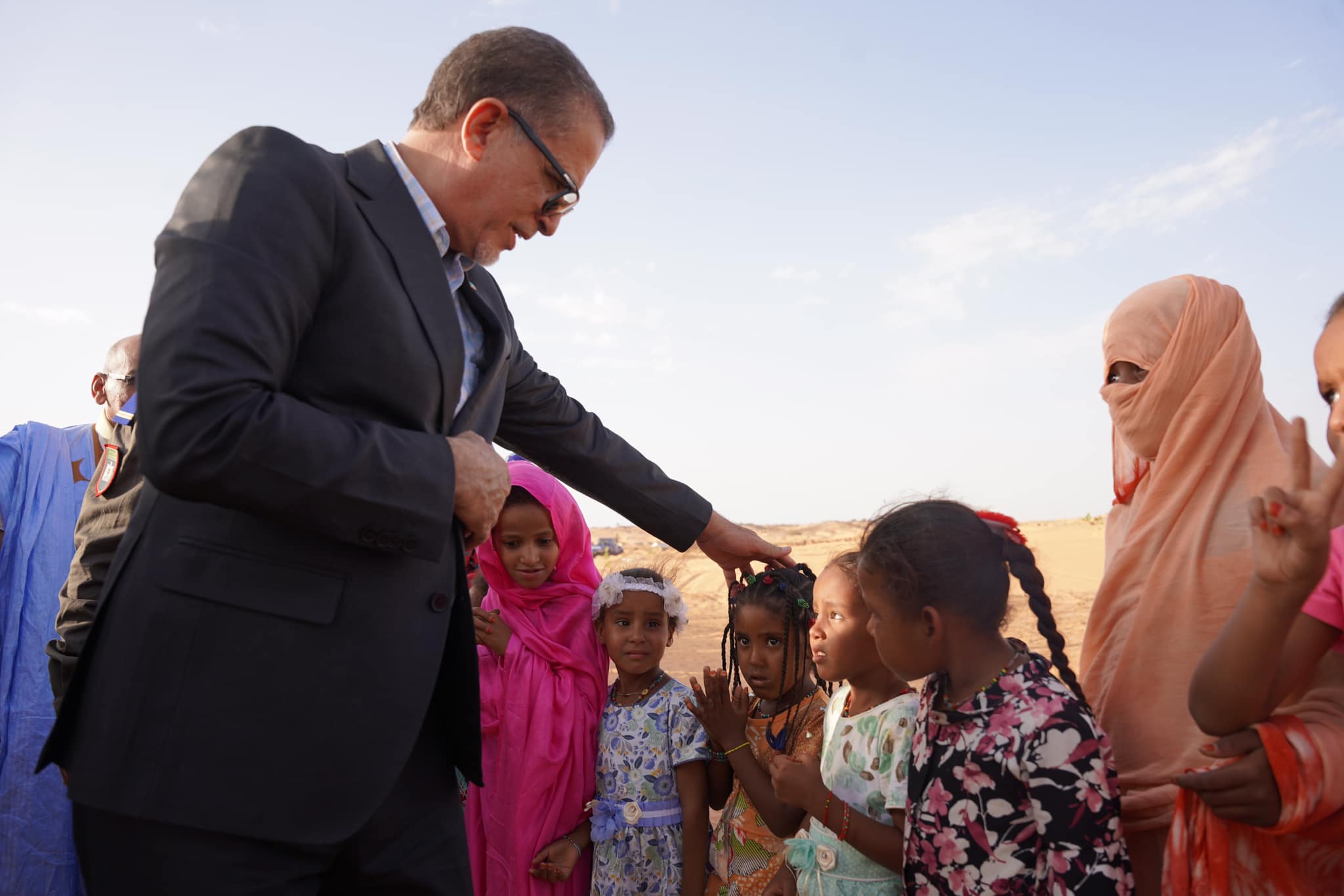 Le Délégué Général de TAAZOUR pose la première pierre d'une adduction d'eau potable dans le village d'Areyth et inaugure une boutique communautaire approvisionnée en vivres.