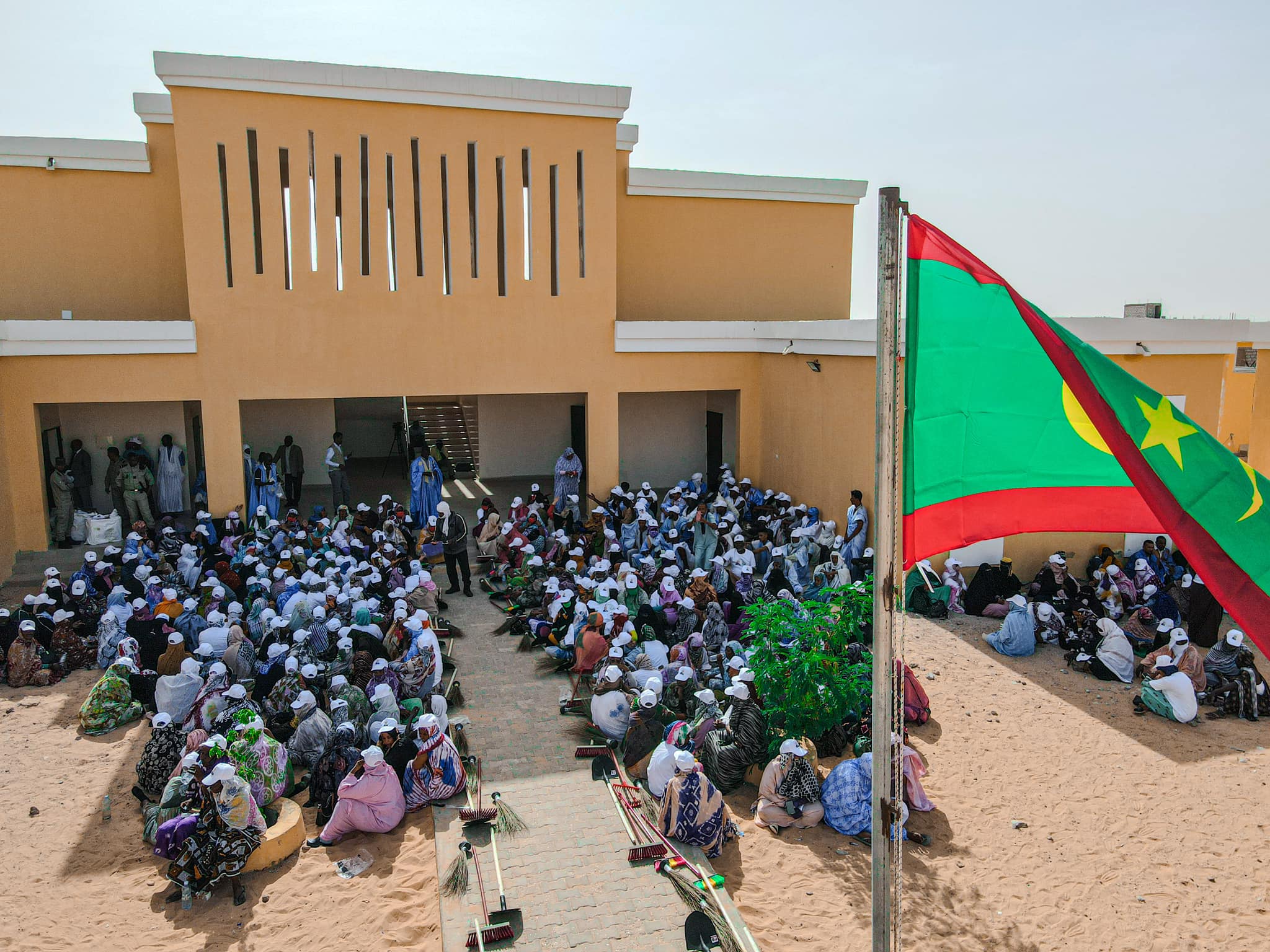 TAAZOUR organise une journée volontaire pour nettoyer les écoles et distribuer des trousses scolaires TAAZOUR organise une journée volontaire pour nettoyer les écoles et distribuer des trousses scolaires