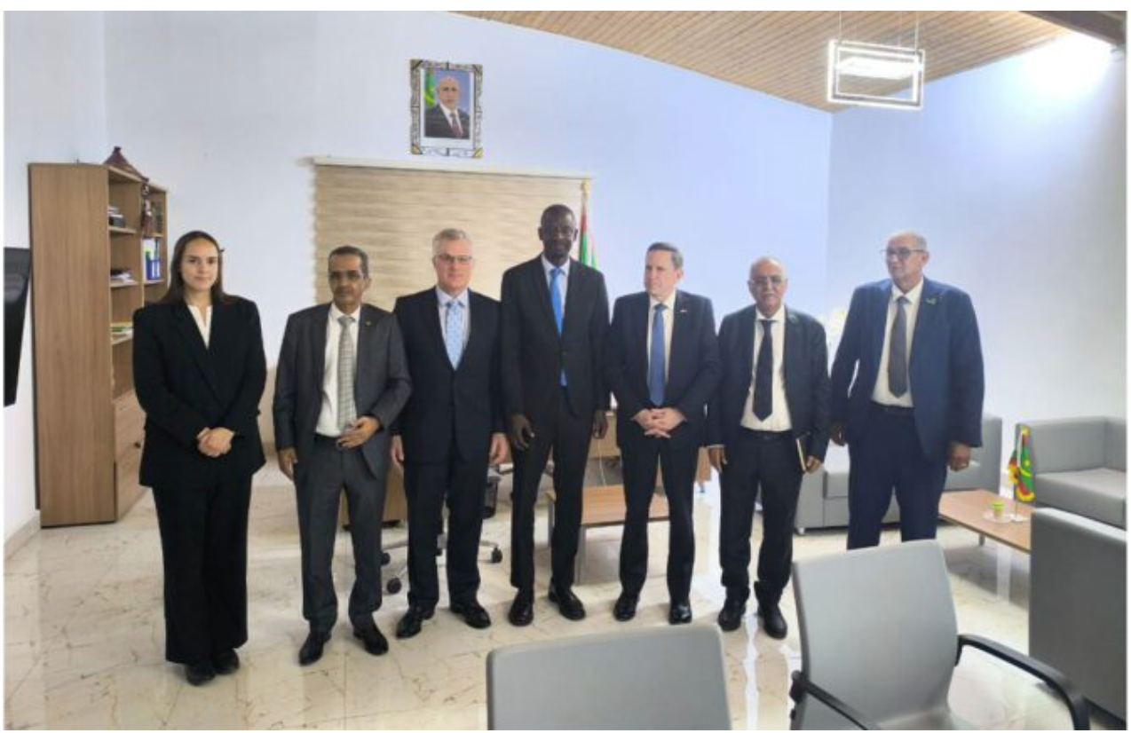 Le Ministre des Mines et de l’Industrie reçoit une délégation de l’Ambassade des Etats-Unis et du Département Américain des Finances Le Ministre des Mines et de l’Industrie reçoit une délégation de l’Ambassade des Etats-Unis et du Département Américain des Finances