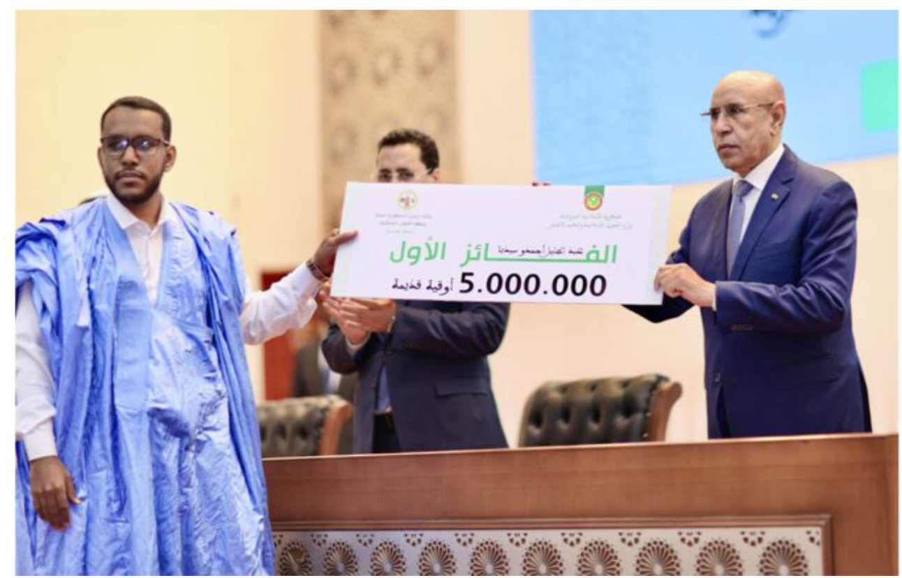 Le Président de la République supervise la remise du Prix du Président de la République pour la mémorisation et la compréhension des textes religieux enseignés à la Mahadra Le Président de la République supervise la remise du Prix du Président de la République pour la mémorisation et la compréhension des textes religieux enseignés à la Mahadra