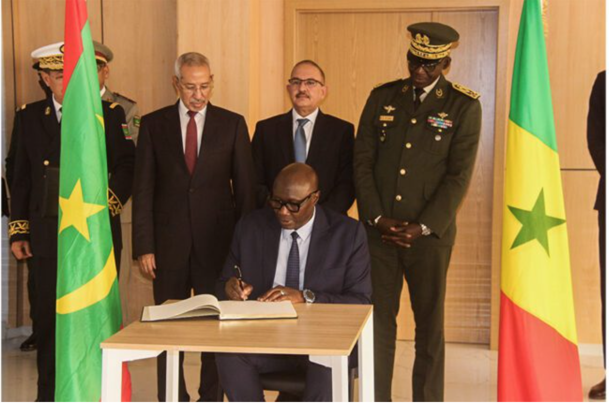 Le ministre de la Défense tient une séance de travail avec son homologue sénégalais Le ministre de la Défense tient une séance de travail avec son homologue sénégalais