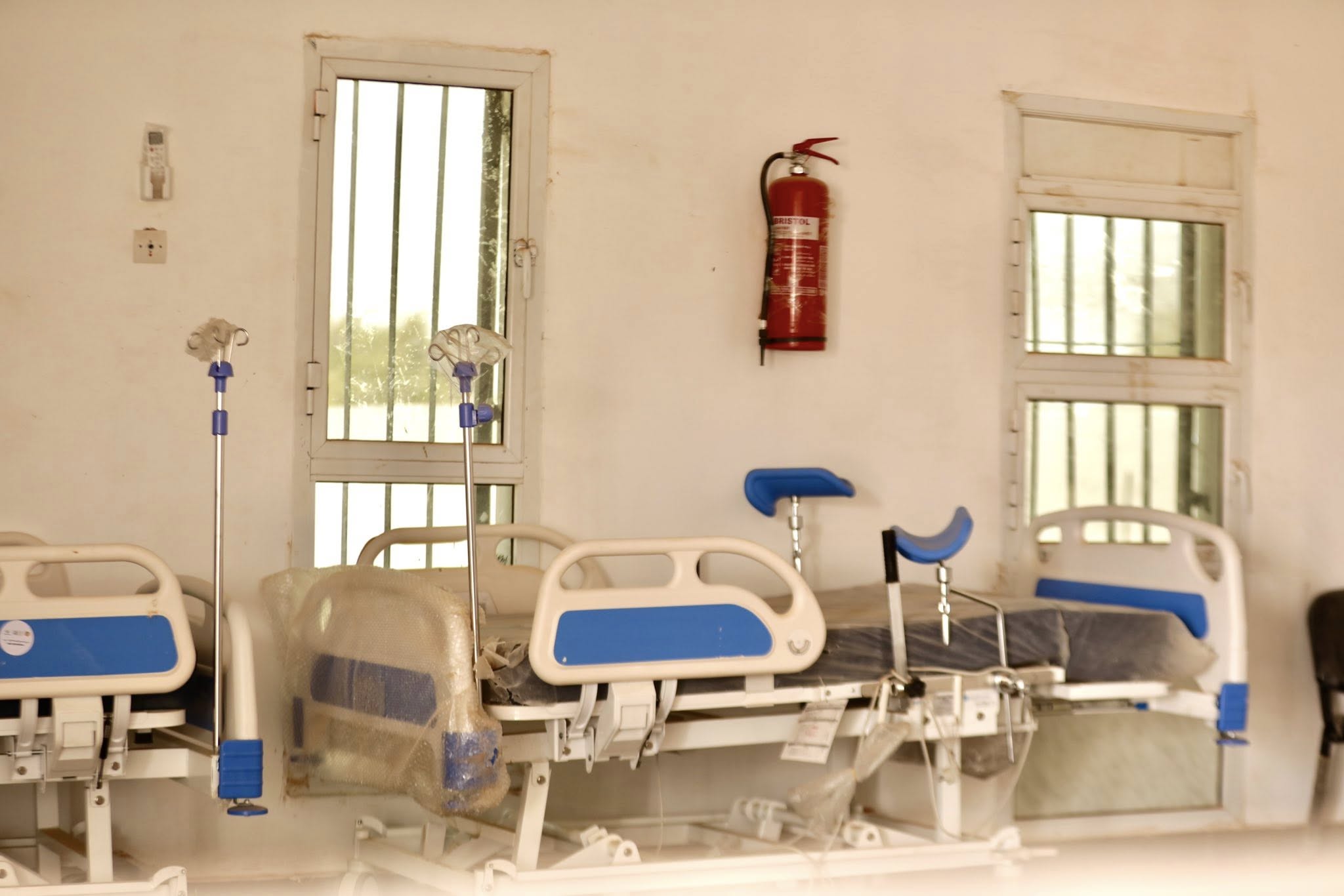 Le délégué général de TAAZOUR inaugure des infrastructures sanitaires et éducatives et lance un programme de distribution d’argent à Oualata
