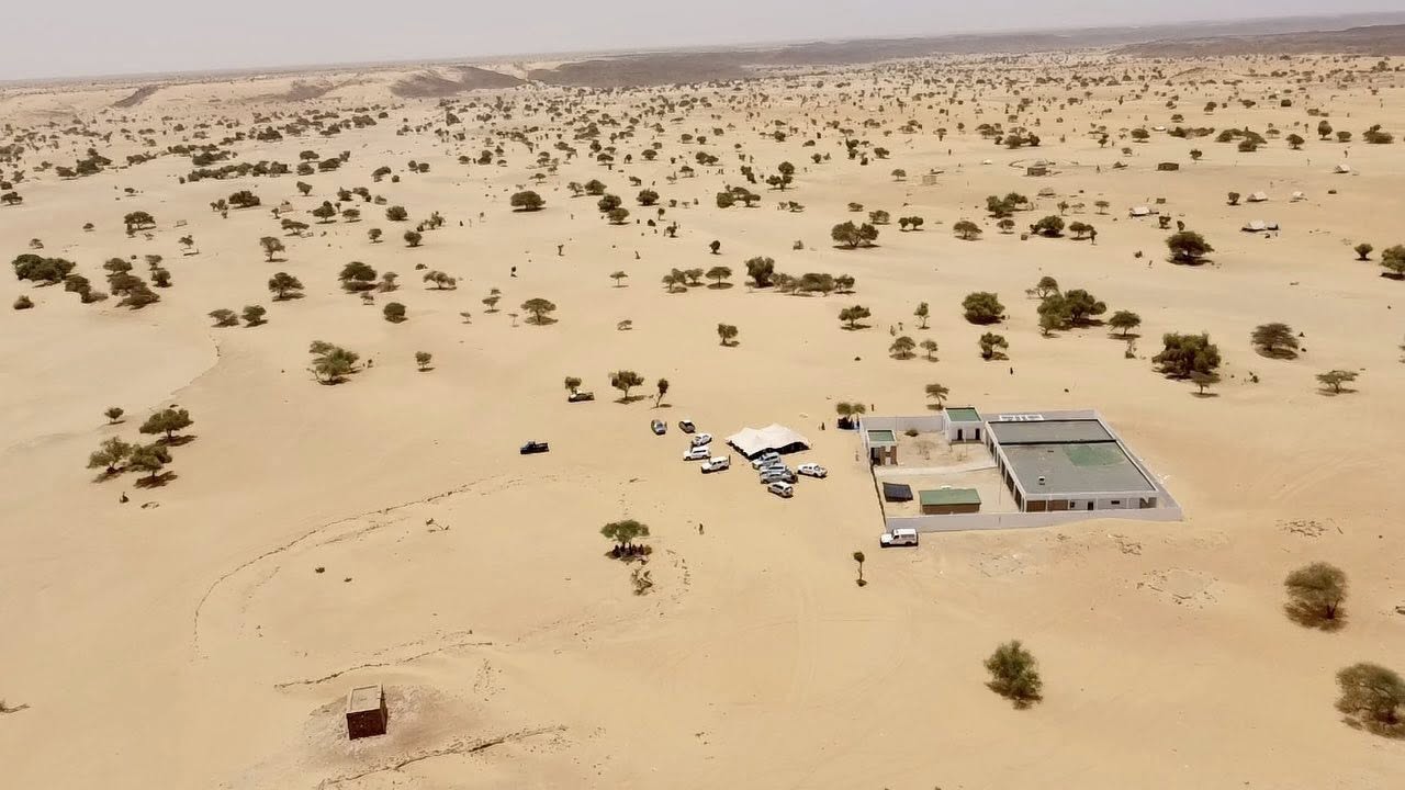 Le délégué général de TAAZOUR inaugure des infrastructures sanitaires et éducatives et lance un programme de distribution d’argent à Oualata