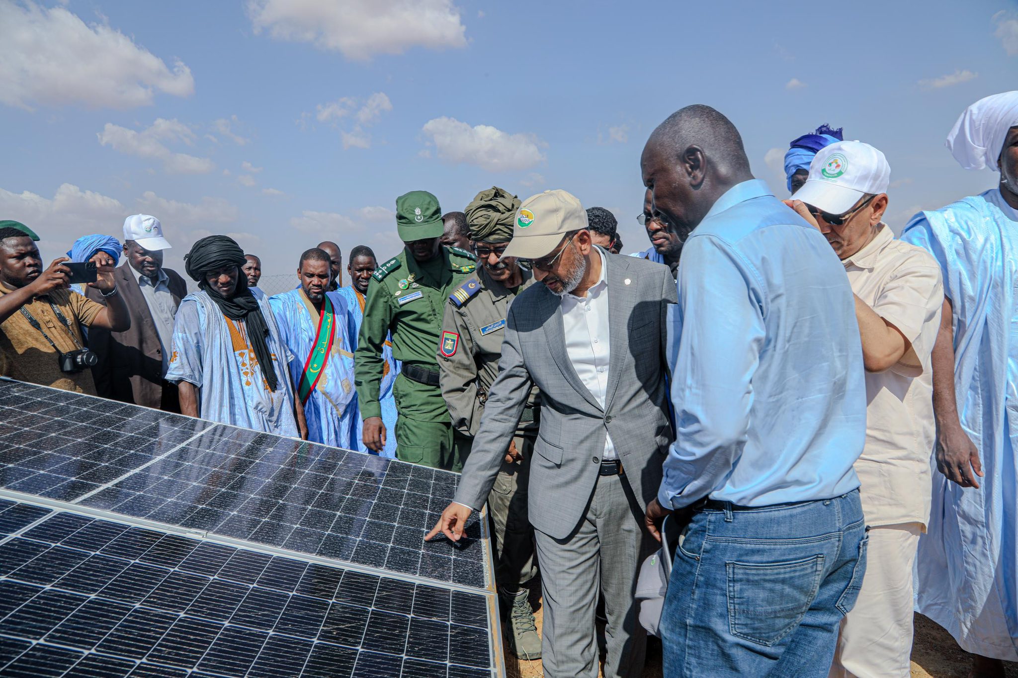 Le délégué général de TAAZOUR inaugure une centrale solaire et un réseau d’éclairage et supervise la distribution d’aides aux familles vulnérables