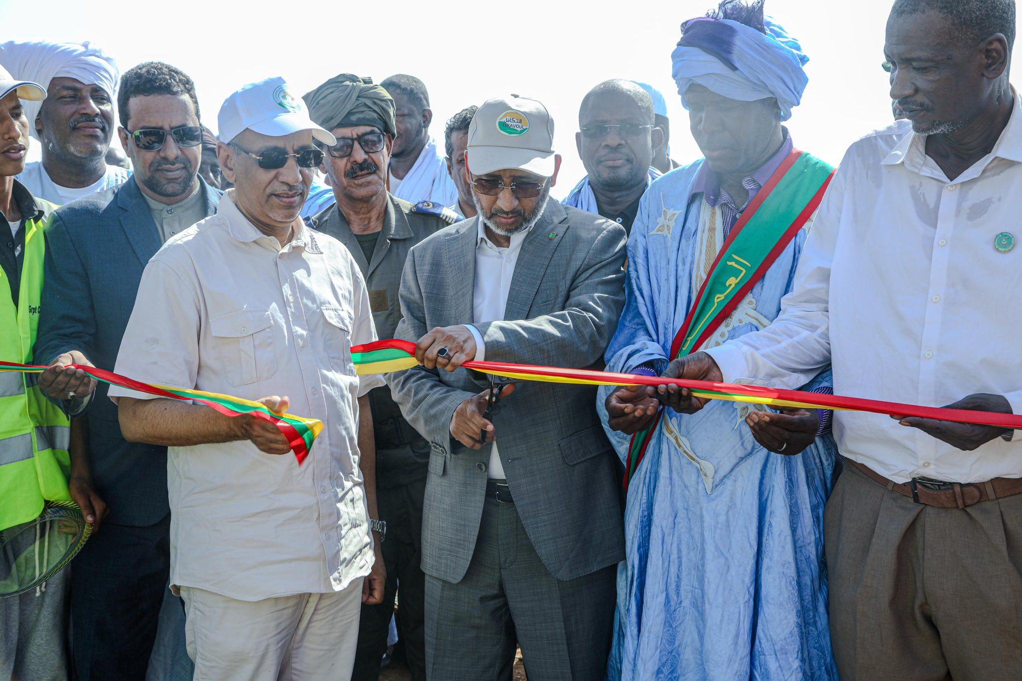 Le délégué général de TAAZOUR inaugure une centrale solaire et un réseau d’éclairage et supervise la distribution d’aides aux familles vulnérables
