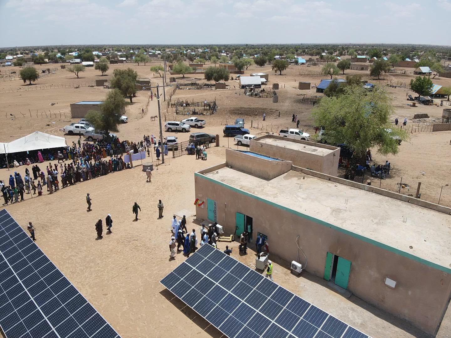Le délégué général de TAAZOUR inaugure une centrale solaire et un réseau d’éclairage et supervise la distribution d’aides aux familles vulnérables