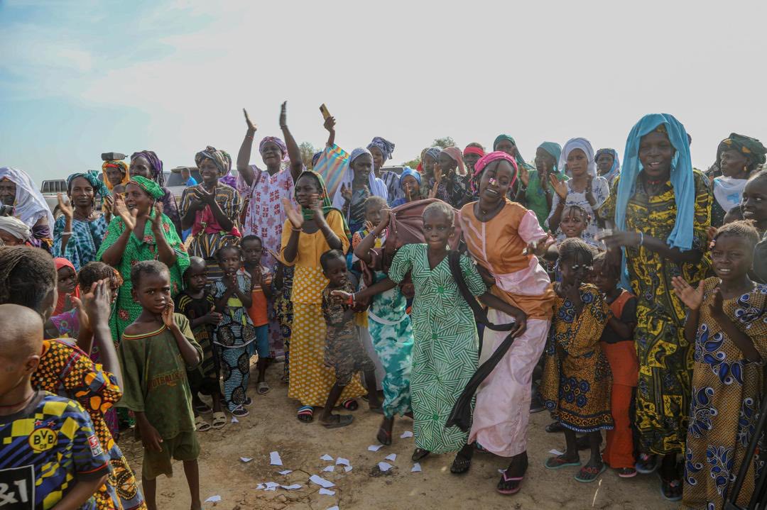 Le délégué général de TAAZOUR inaugure une centrale solaire et un réseau d’éclairage et supervise la distribution d’aides aux familles vulnérables