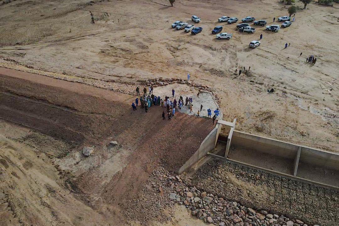 Le délégué général de TAAZOUR inaugure une centrale solaire et un réseau d’éclairage et supervise la distribution d’aides aux familles vulnérables