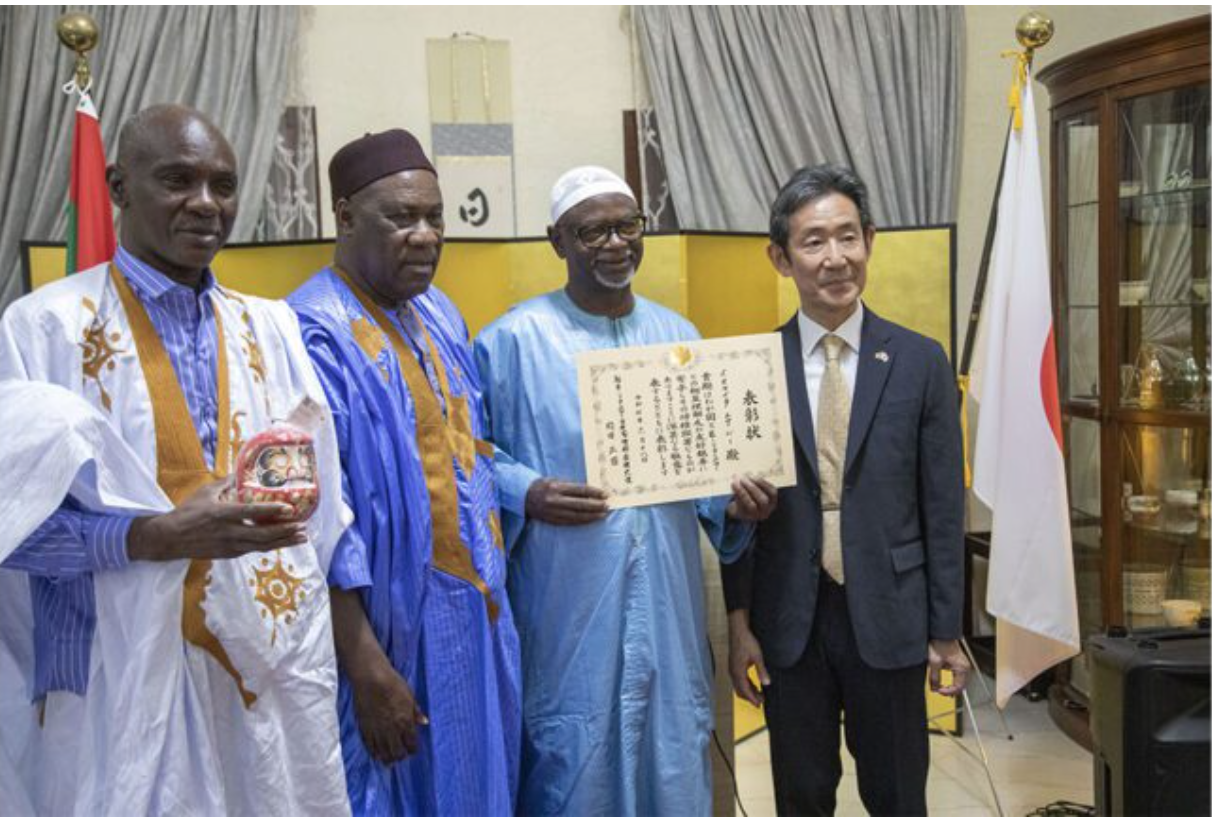 L’ambassadeur du Japon en Mauritanie décerne une distinction au maire de la commune de Sebkha en reconnaissance de ses efforts pour renforcer la coopération entre les deux pays.