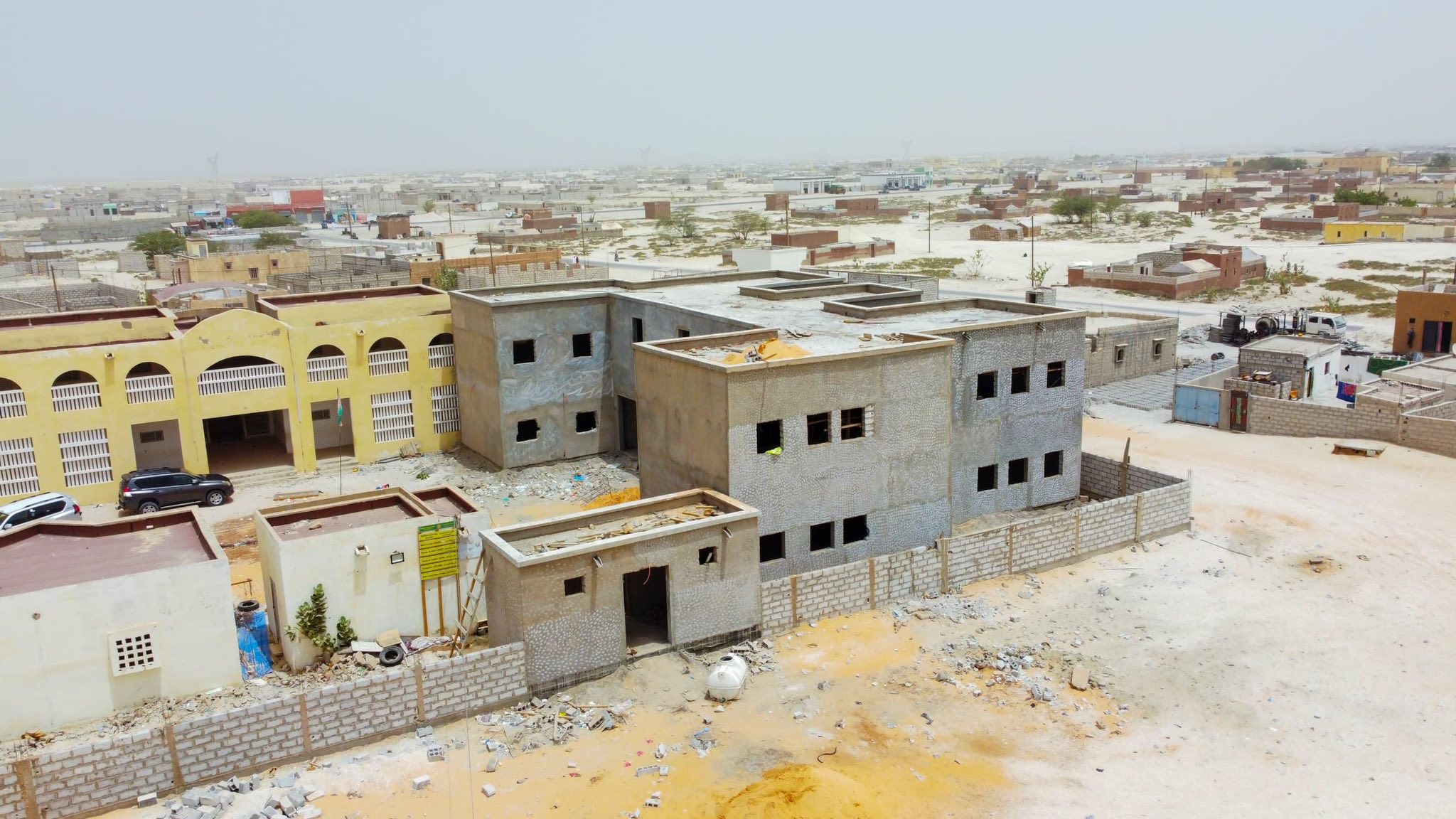 Le délégué général de TAAZOUR appelle les entrepreneurs et les bureaux de suivi à accélérer le rythme des travaux des projets d’infrastructures éducatives à Nouakchott