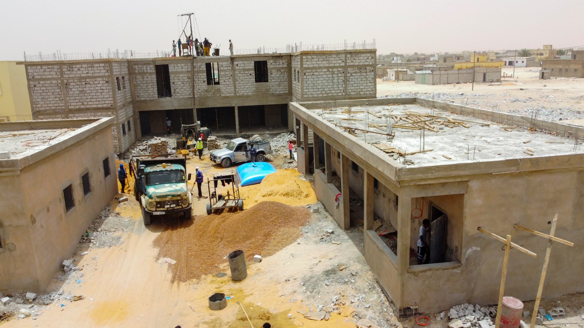 Le délégué général de TAAZOUR appelle les entrepreneurs et les bureaux de suivi à accélérer le rythme des travaux des projets d’infrastructures éducatives à Nouakchott