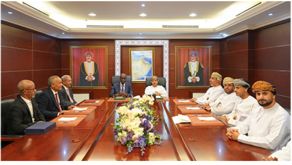 Le ministre chargé du secrétariat général du gouvernement s’entretient avec le président de l’Autorité de la documentation et des archives d’Oman