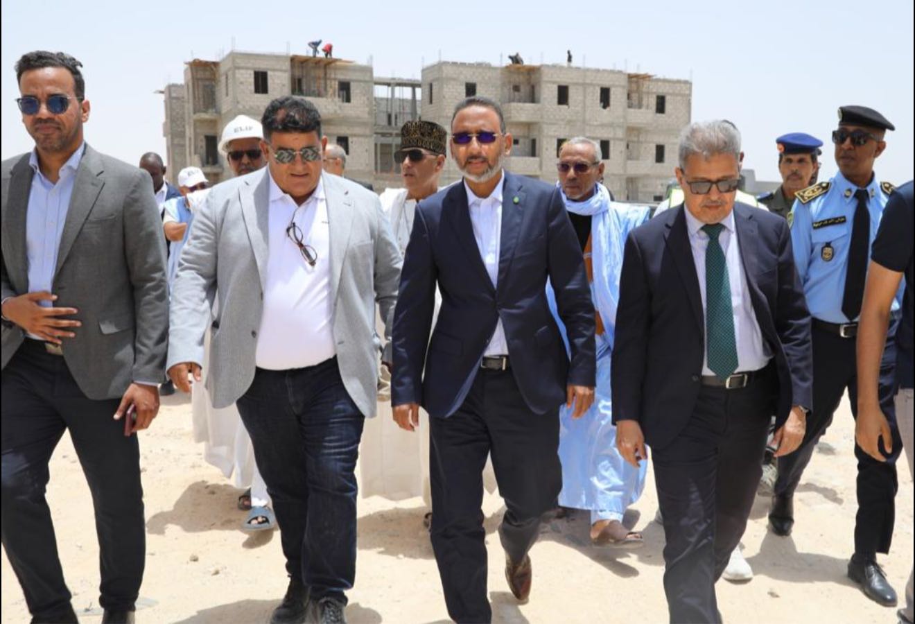 Nouadhibou : Le Délégué Général de « TAAZOUR » visite l’usine de dessalement d’eau de mer et le projet de logement social