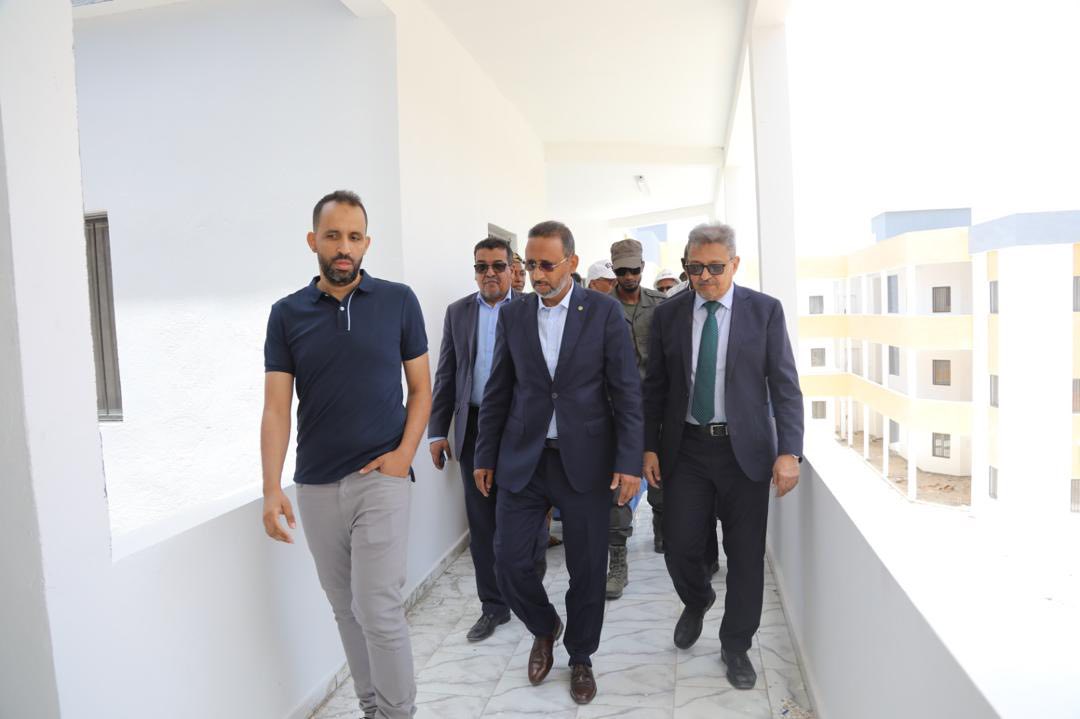 Nouadhibou : Le Délégué Général de « TAAZOUR » visite l’usine de dessalement d’eau de mer et le projet de logement social