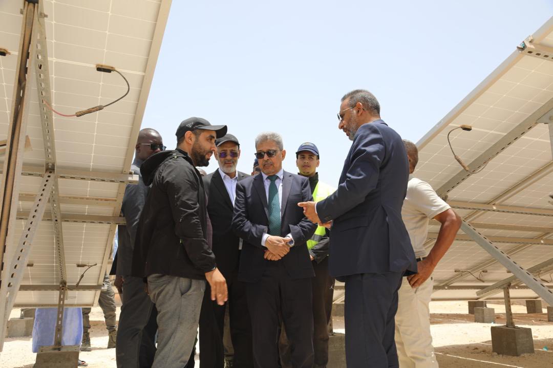 Nouadhibou : Le Délégué Général de « TAAZOUR » visite l’usine de dessalement d’eau de mer et le projet de logement social