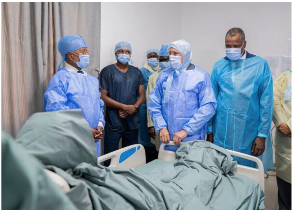 Le Président de la République visite le Centre National de Cardiologie pour suivre le déroulement des opérations de transplantation rénale et s’enquérir de la santé des patients