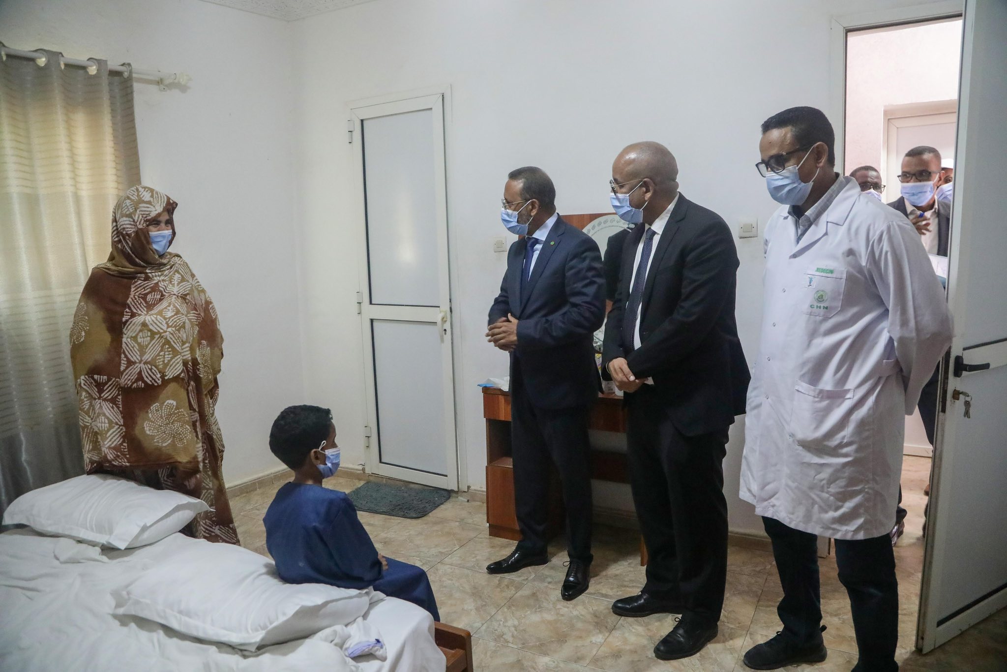 Le délégué général à ‘’TAAZOUR” rend visite à une famille dont le fils a subi une opération réussie de transplantation rénale au CNC.