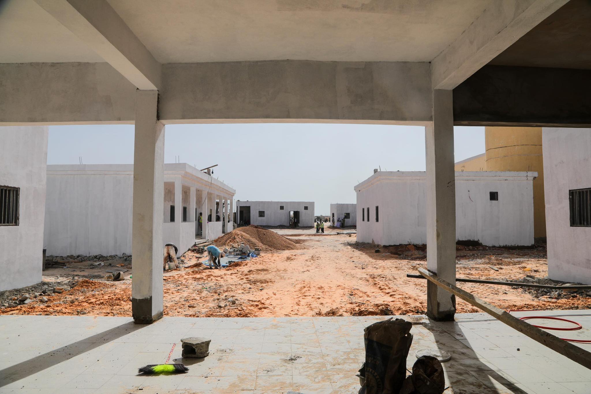 Taazour : Le Président de la République effectue une visite de terrain dans plusieurs écoles en construction dans les wilayas de Nouakchott