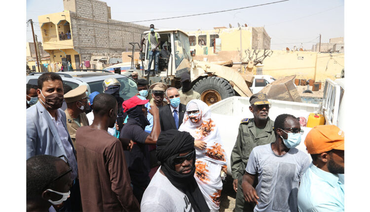 Les ministres de l’Intérieur et de l’Environnement s’assurent de la maitrise l’incendie dans un entrepôt de peintures à Sabkha