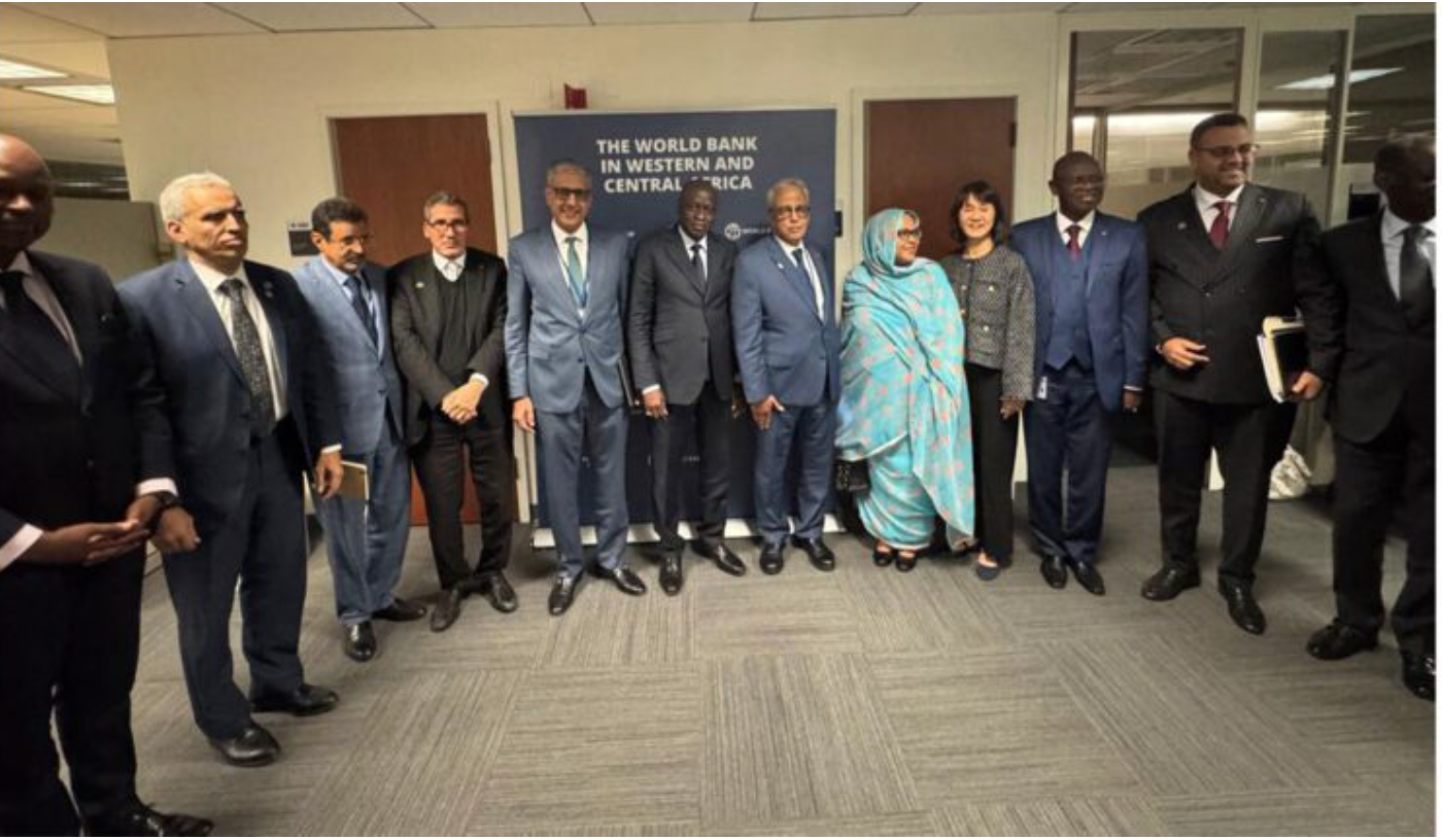 La délégation mauritanienne participant aux réunions de Washington discute avec le vice-président de la Banque mondiale des moyens de renforcer la coopération au développement