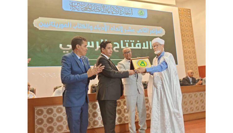 L’Union des écrivains et des auteurs mauritaniens élit le poète Ahmed Ould El Walid à sa présidence à l’issue de son douzième congrès