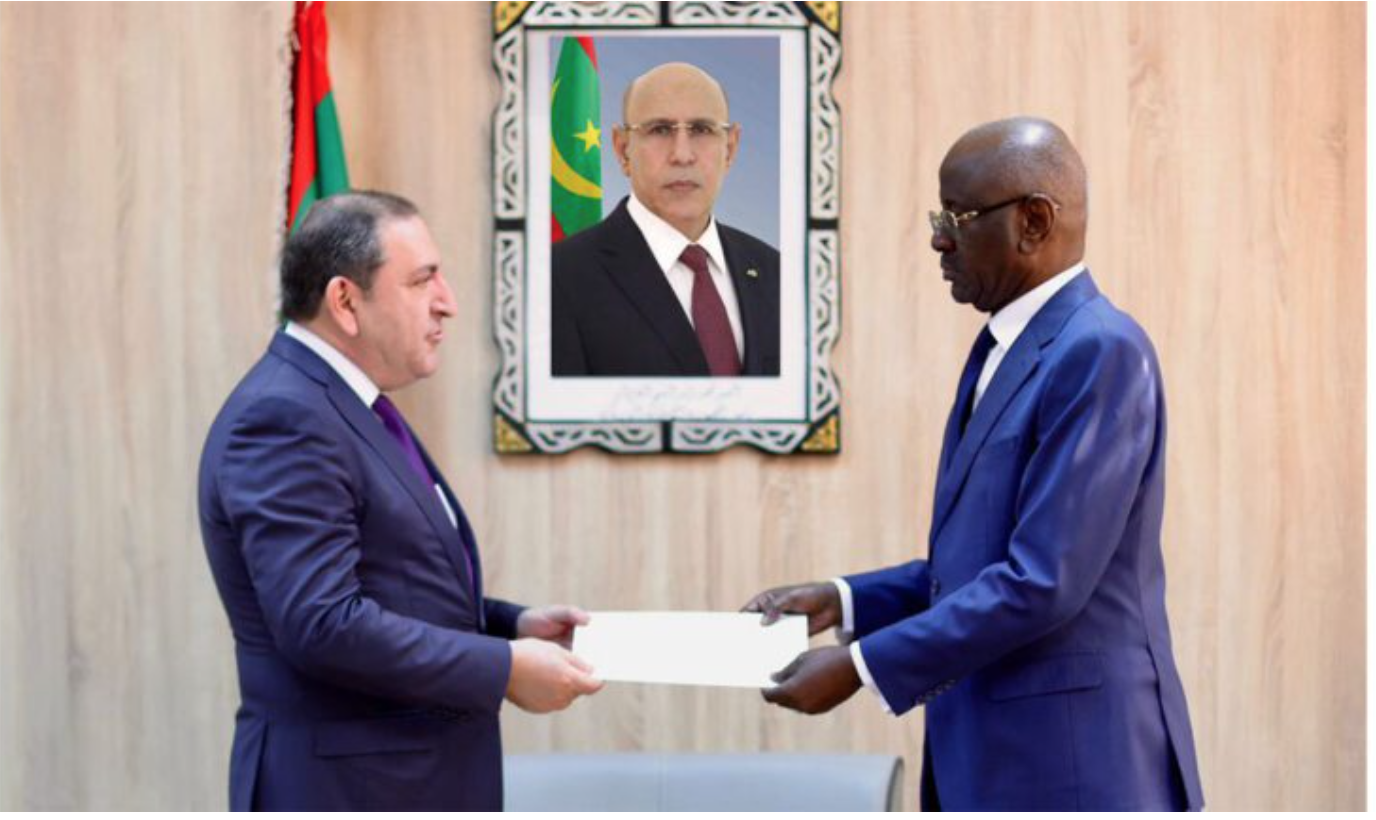 Le ministre des Affaires étrangères reçoit les copies figurées des lettres de créance de l’ambassadeur de la République d’Azerbaïdjan