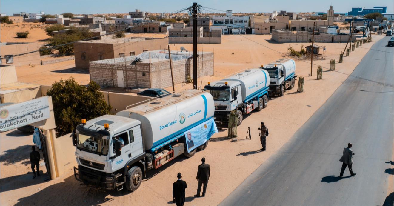 Taazour fait don de trois camions citernes et 140 réservoirs d’eau aux communes de Nouakchott nord