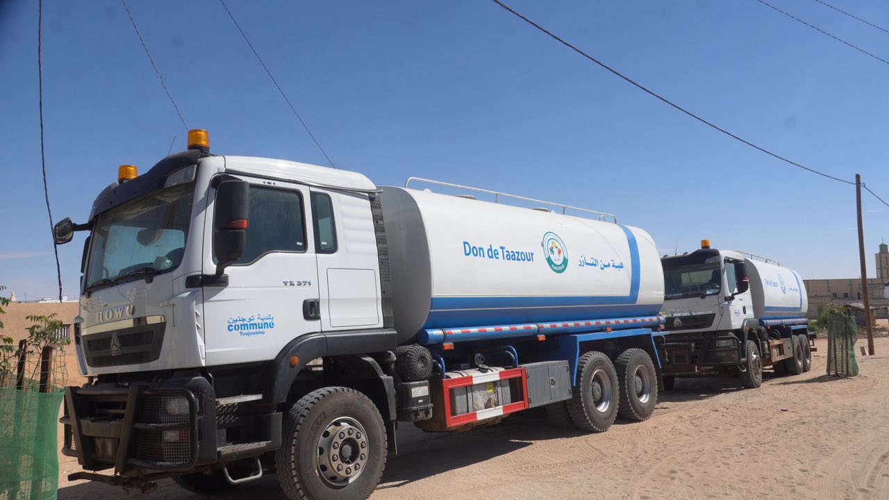 Taazour fait don de trois camions citernes et 140 réservoirs d’eau aux communes de Nouakchott nord