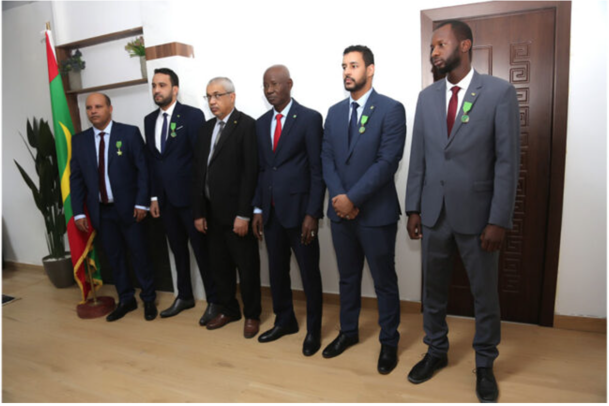 Le ministre des Domaines remet des décorations à plusieurs fonctionnaires de son département