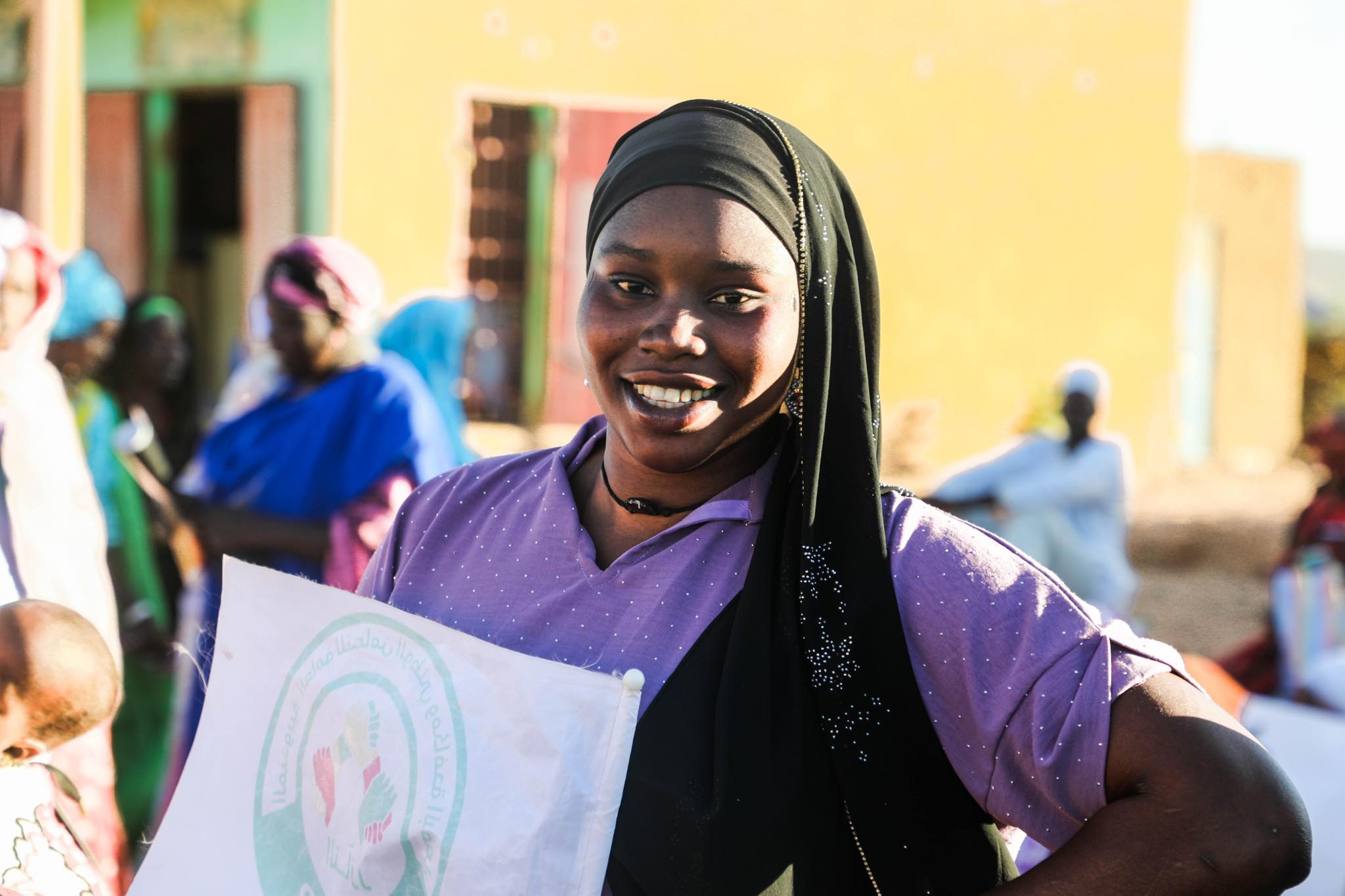 En route vers l’aéroport de Kaédi, le Président de la République salue un groupe de la “communauté Taazour”
