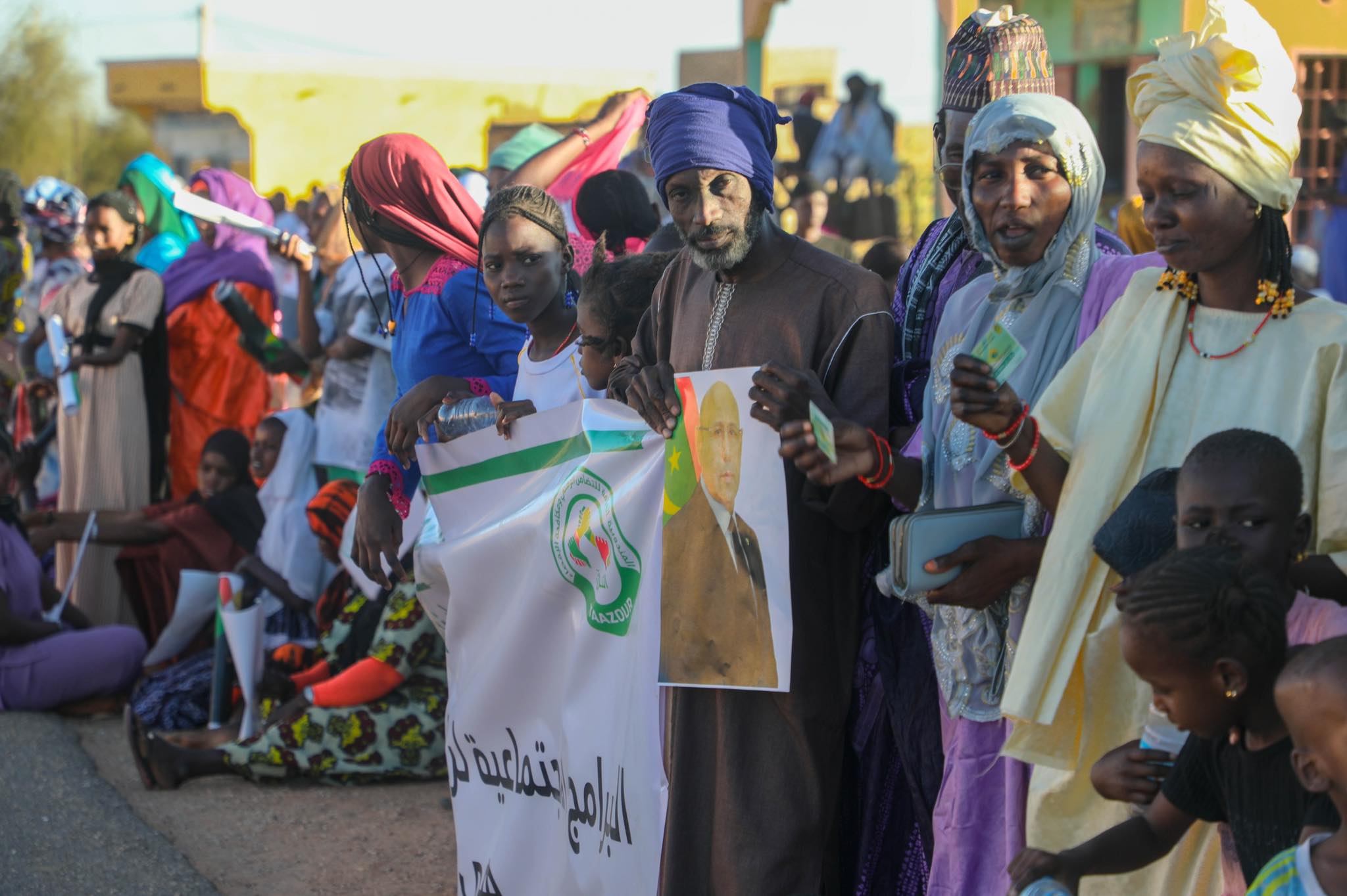 En route vers l’aéroport de Kaédi, le Président de la République salue un groupe de la “communauté Taazour”