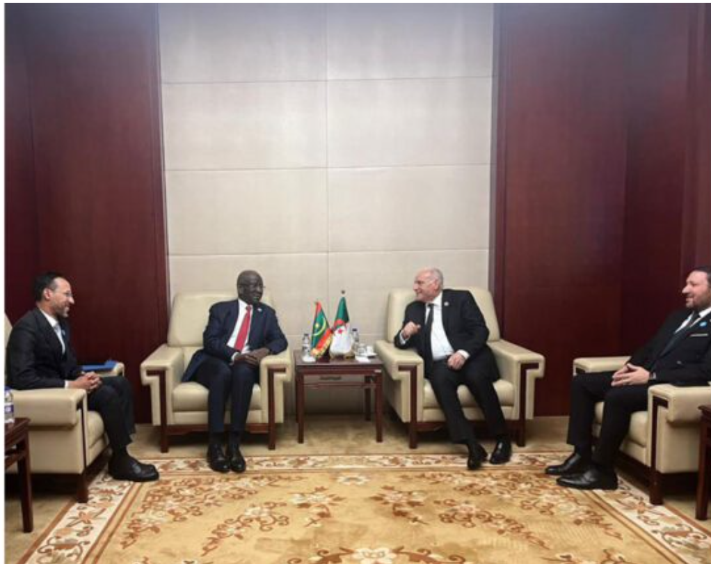 Le ministre des Affaires étrangères rencontre son homologue algérien