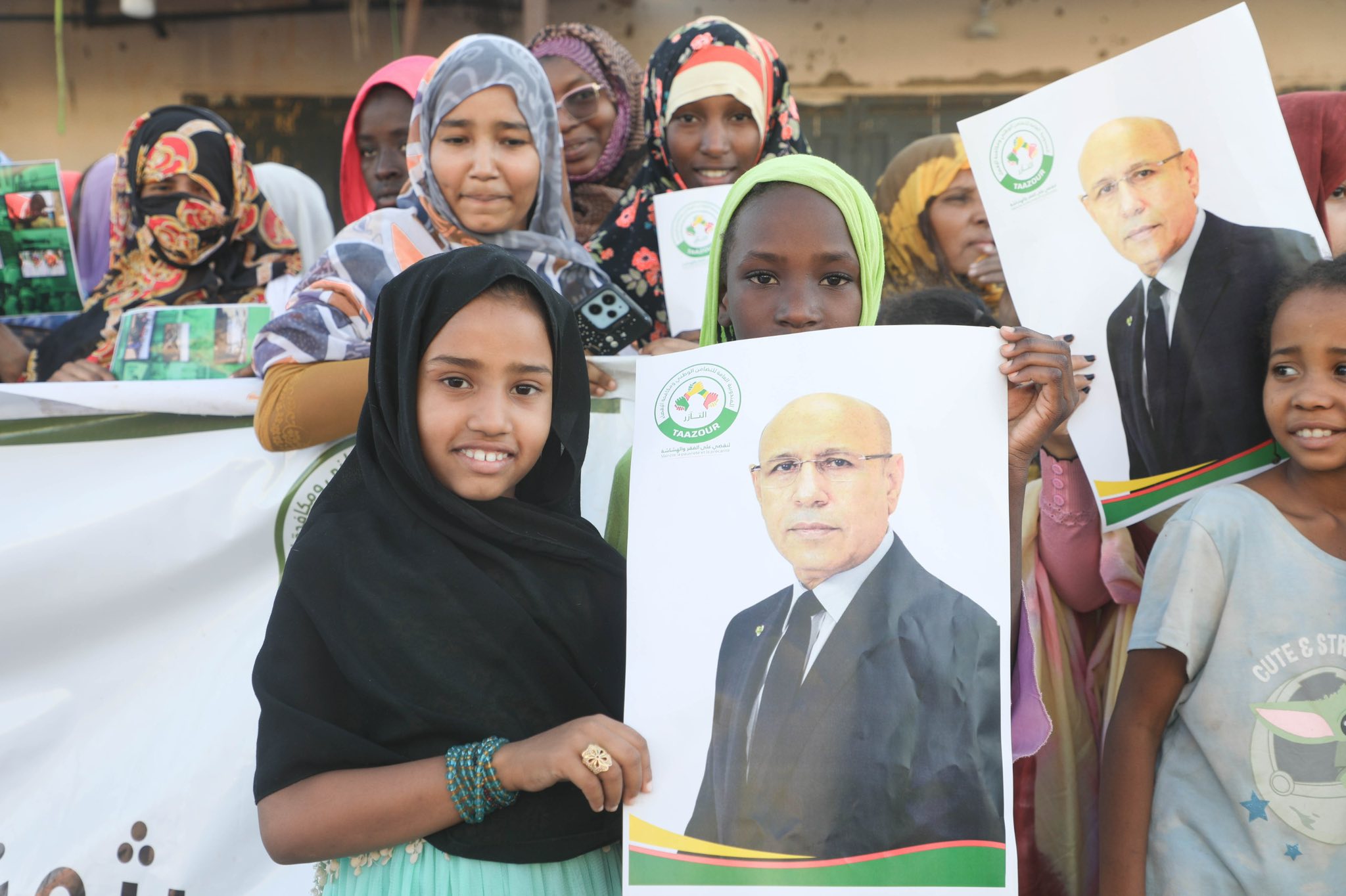 À son départ de Lekseiba, le Président de la République salue un groupe de bénéficiaires de “Taazour”