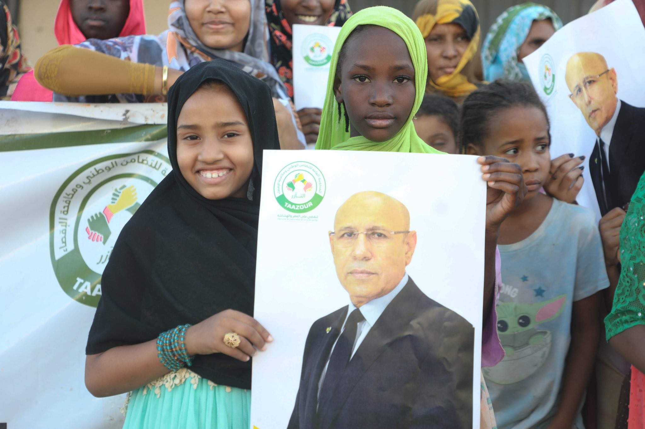 À son départ de Lekseiba, le Président de la République salue un groupe de bénéficiaires de “Taazour”
