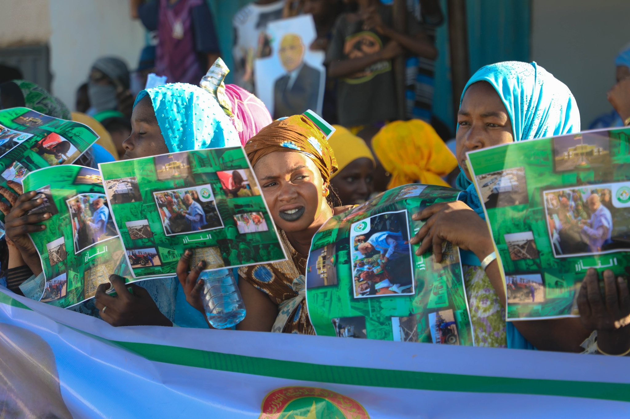 À son départ de Lekseiba, le Président de la République salue un groupe de bénéficiaires de “Taazour”
