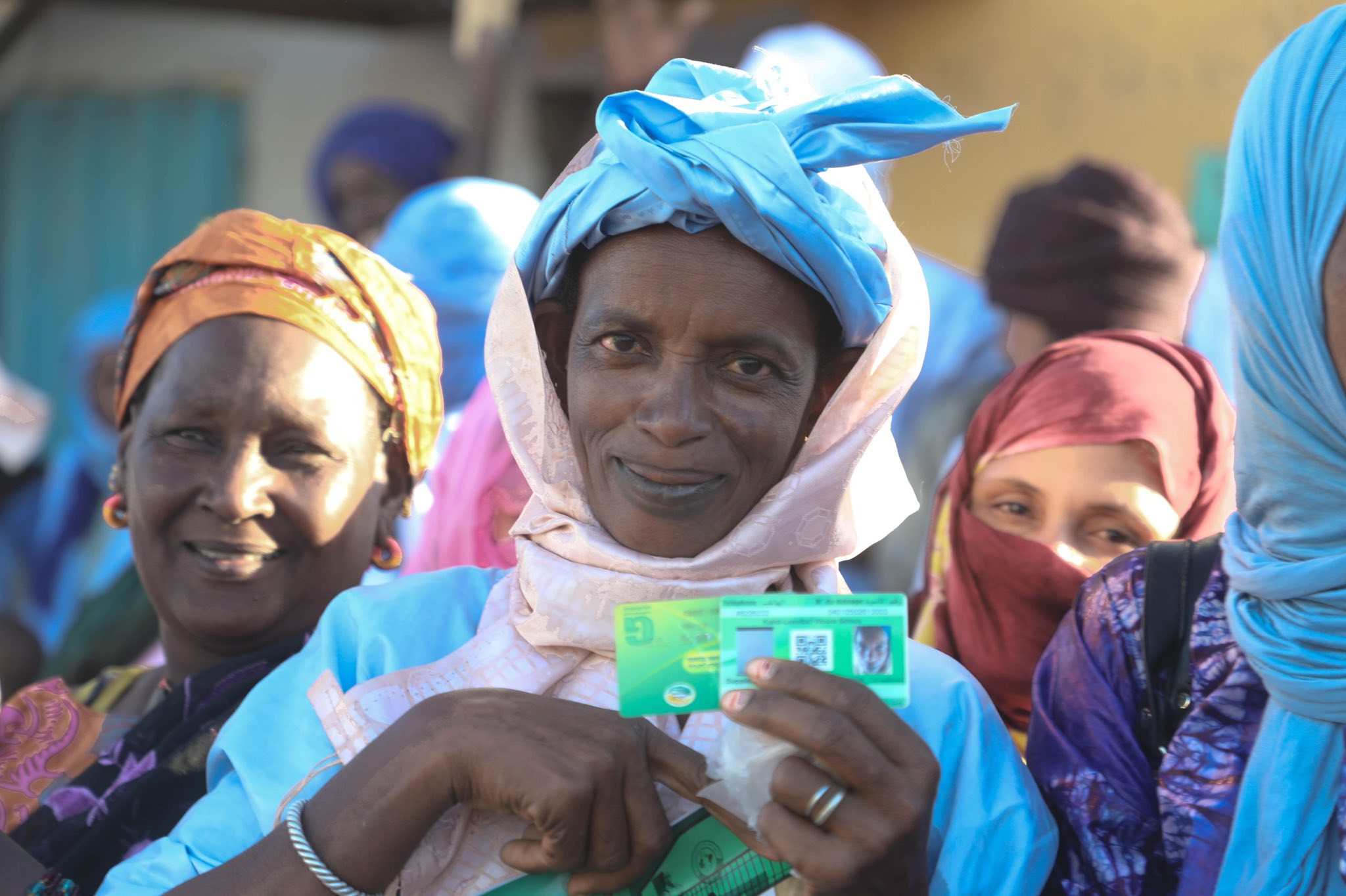 À son départ de Lekseiba, le Président de la République salue un groupe de bénéficiaires de “Taazour”