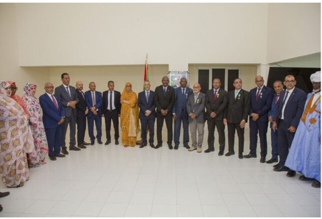 Le Commissaire aux droits de l’homme décore des fonctionnaires et des employés du département