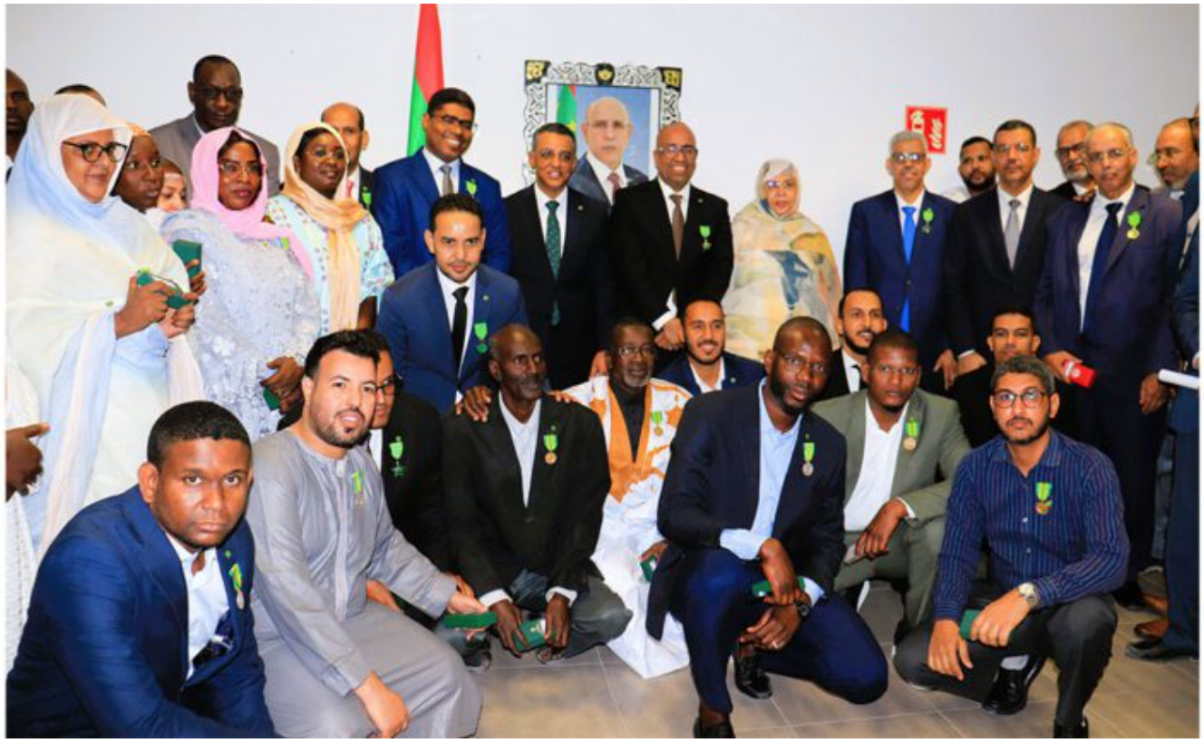 Le ministre de la Santé décore des fonctionnaires et employés