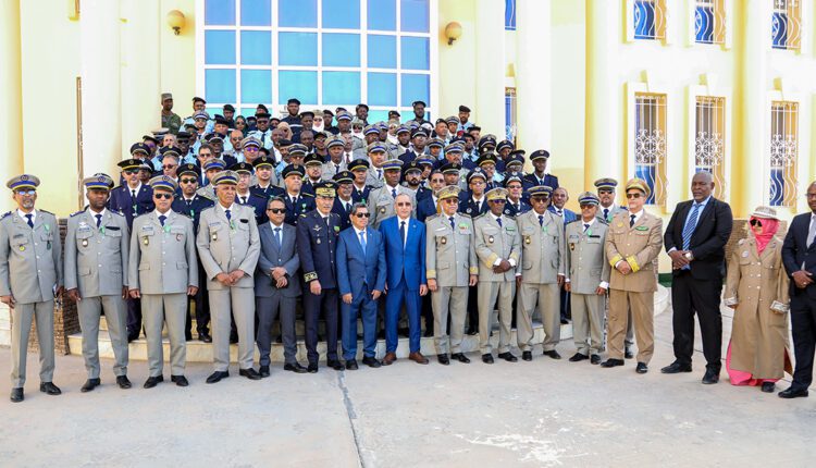 Le ministre de l’Intérieur décore des fonctionnaires, du département