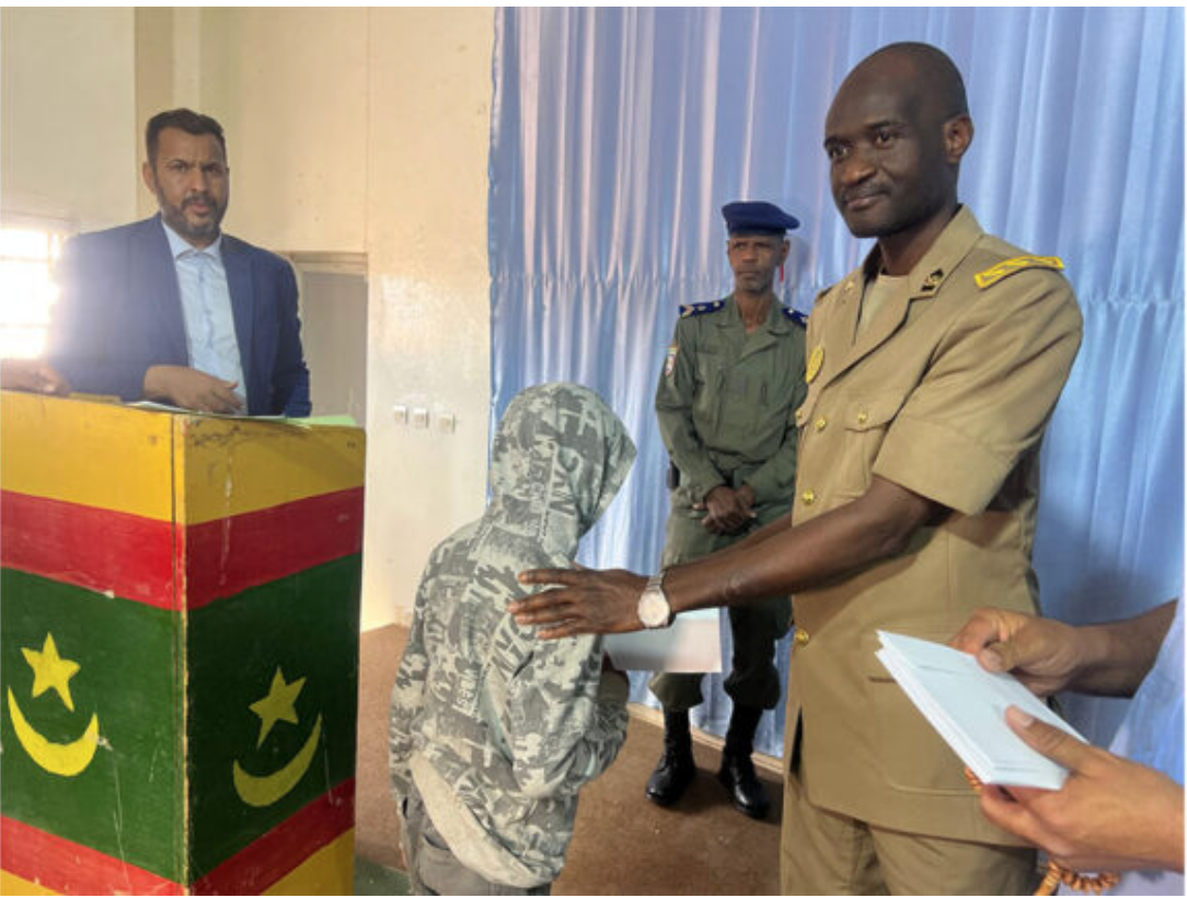 Les orpailleurs du Tiris Zemmour distribuent des vêtements de l’Aïd à 500 orphelins à Zouerate